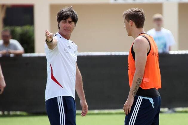 Bundestrainer Joachim Löw mit Max Kruse (D)