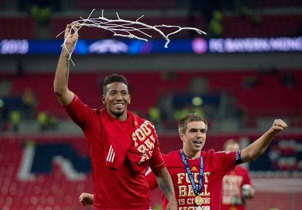 Fußball, FC Bayern München, Champions League Sieger 2013 Jerome BOATENG (BAY) jubelt mit einem Stueck vom Tornetz. re: Philipp LAHM (BAY) Fussball UEFA Championsleague FINALE der Maenner Saison 2012 2013: FC Bayern München im Wembleystadion in London, Grossbritanien am 25.05.2013,