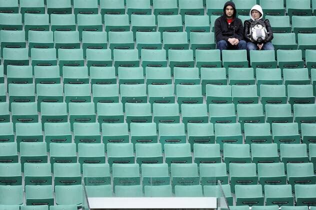28.05.2013 Paris, France. Hardy fans do not want to leave their seats despite the rain at the French Open from Roland Garros. xDavidxEmmx  ActionPlus11412334