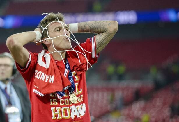 Frank Ribery (Bayern 7), Mario MANDZUKIC, FCB Nr.9 Tornetz, Netz witzig, kurios, aussergewoehnlich, unnormal, spass, spassig, joke, satire Jubel, Freude, Emotionen, Feiern, Lachen, jubelt, freuen Champions League Pokal, Trophaee, Trophy, FC BAYERN MUENCHEN - BORUSSIA DORTMUND (2 -1 ) Fussball UEFA Champions League, Finale, im Wembley Stadion London am 25.05.2013 CL Saison 2012 2013, FCB, München, BVB