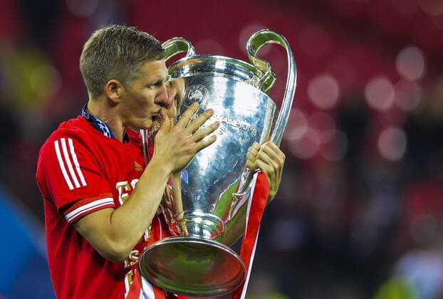 Fußball, FC Bayern München, Champions League Sieger 2013 Bastian Schweinsteiger (Bayern 31) Kuss, kuessen, kuesst, Jubel Champions League Pokal, Trophaee, Trophy, FC BAYERN MUENCHEN - BORUSSIA DORTMUND (2 -1 ) Fussball UEFA Champions League, Finale, im Wembley Stadion London am 25.05.2013 CL Saison 2012 2013, FCB, München, BVB