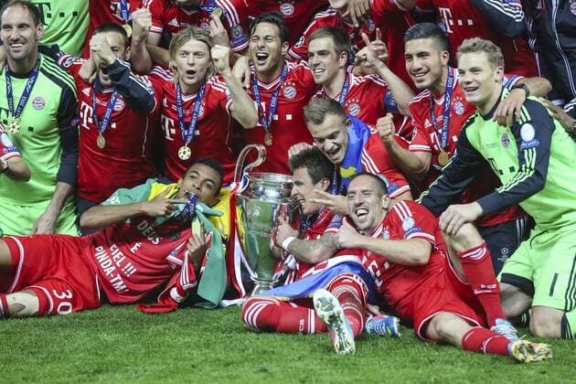 Fußball, FC Bayern München, Champions League Sieger 2013 Siegerfoto Luiz GUSTAVO (Bayern 30), Mario MANDZUKIC, FCB Nr.9, Xherdan SHAQIRI, FCB 11, Philipp Lahm (Bayern 21), Anatoliy Tymoshchuk FCB Nr. 44 , Claudio PIZARRO FCB Nr.14 , Manuel NEUER, FC Nr.1, Frank Ribery (Bayern 7), Bastian Schweinsteiger (Bayern 31), Javi MARTINEZ, FCB Nr. 8, David ALABA ( Bayern 27 ) DANTE (FCB Nr.4) Bonfim Costa Santos, Trainer Cheftrainer Jupp HEYNCKES (FCB), Mario Gomez ( Bayern 33 ),Daniel van Buyten (Bayern 5), Tom STARKE (Bayern 22), Champions League Pokal, Trophaee, Trophy, Jubel, Freude, Emotionen, Feiern, Lachen, jubelt, freuen, reisst die Arme hoch, ballt die Faust FC BAYERN MUENCHEN - BORUSSIA DORTMUND (2 -1 ) Fussball UEFA Champions League, Finale, im Wembley Stadion London am 25.05.2013 CL Saison 2012 2013, FCB, München, BVB