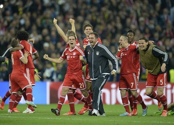 Fußball, FC Bayern München, Champions League Sieger 2013 Philipp Lahm jubelt nach dem Schlusspiff. Jubel, Freude, Emotionen, feiern, lachen, jubelt, freuen, reisst die Arme hoch, faust FC BAYERN MUENCHEN - BORUSSIA DORTMUND (2-1) Fussball UEFA Champions League, Finale, im Wembley Stadion London am 25.05.2013 CL Saison 2012 2013, FCB, München, BVB