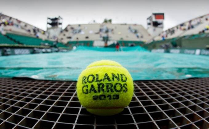 TENNIS - ATP, French Open 2013 PARIS,FRANKREICH,28.MAI.13 - TENNIS - ATP Tennis Herren World Tour, Grand Slam, Roland Garros, French Open. Bild zeigt ein Feature mit einem Ball. Keywords: Regen, Abdeckung. 
