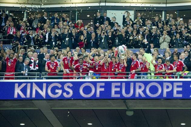 Fußball, FC Bayern München, Champions League Sieger 2013 Die Münchener Spieler jubeln mit Pokal auf der Tribuene, Fussball Champions League Finale 2013 Borussia Dortmund (DO) - FC Bayern München (M) 1:2. Saison2012 13, WEMBLEY Stadion, 25.05.2013.