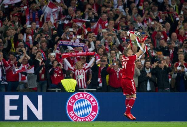 Fußball, FC Bayern München, Champions League Sieger 2013 Siegerehrung: Bastian SCHWEINSTEIGER (BAY) feiert mit dem Championsleaguepokal. Fussball UEFA Championsleague FINALE der Saison 2012 2013: Borussia Dortmund - FC Bayern München im Wembleystadion in London, Grossbritanien am 25.05.2013,
