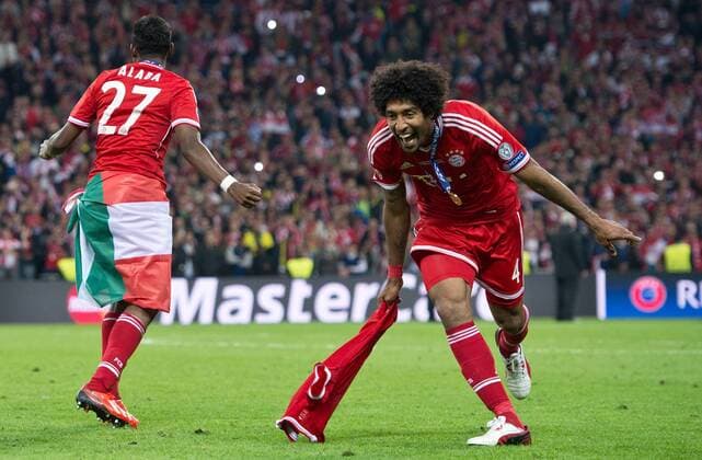 Fußball, FC Bayern München, Champions League Sieger 2013 Siegerehrung: Jubel bei David ALABA und DANTE (vl beideBAY) Fussball UEFA Championsleague FINALE der Saison 2012 2013: Borussia Dortmund - FC Bayern München im Wembleystadion in London, Grossbritanien am 25.05.2013,
