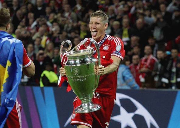 Fußball, FC Bayern München, Champions League Sieger 2013 Bayern München gewinnt die Champions League 2013 . Bastian Schweinsteiger (Bayern) jubelt mit Pokal . Borussia Dortmund--FC Bayern München . London, ENG, 25.05.2013 , Finale, Fussball-Champions League 2013 .