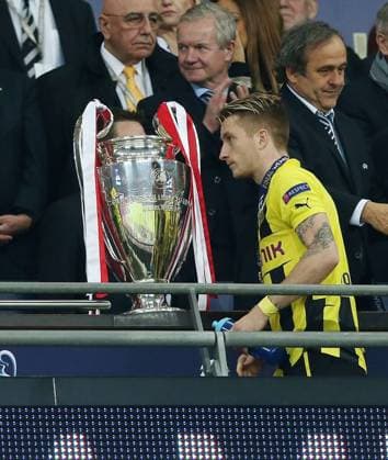 Bayern München gewinnt die Champions League 2013 . Marco Reus (BVB) geht enttäuscht am Champions League Pokal vorbei . re. Michel Platini, li. Adriano Galliani (AC Mailand) Borussia Dortmund--FC Bayern München . London, ENG, 25.05.2013 , Finale, Fussball-Champions League 2013 .