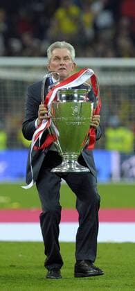 25.05.2013, Fussball Champions League Finale: Borussia Dortmund - FC Bayern München, im Wembley-Stadion London (England). Trainer Jupp Heynckes (Bayern München) präsentiert den Pokal.