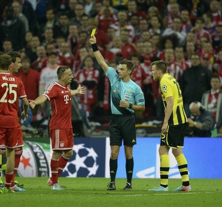 25.05.2013, Fussball Champions League Finale: Borussia Dortmund - FC Bayern München, im Wembley-Stadion London (England). Schiedsrichter Nicola Rizzoli (ITA) zeigt Franck Ribery (li, München) nach seinem Angriff auf Kevin Großkreutz (re, Dortmund) nur die gelbe Karte.