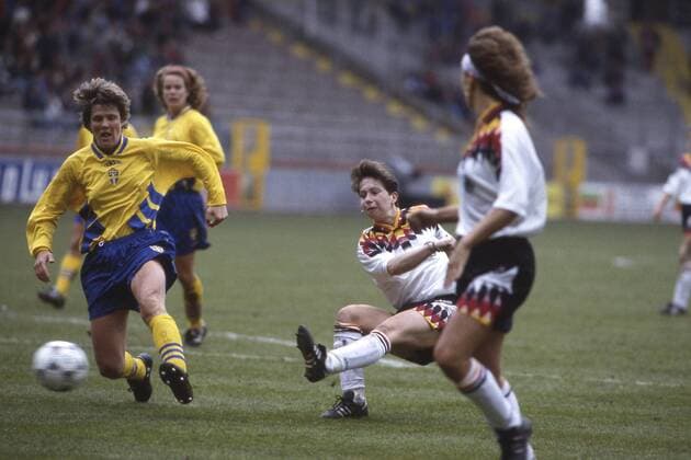 Maren Meinert, 2.v.r., Deutschland, erzielt das Tor zum 1:1, Aktion, Torschuss, Finale Endspiel BR Deutschland BRD - Schweden GER - SWE 3:2, Frauen Fussball EM Europameisterschaft 1995, 23.06.1995.