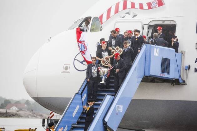 Fußball, FC Bayern München, Champions League Sieger 2013 Chefpilot Kapitän Werner KNORR hisst aus dem Cockpit eines A380 Airbus die FC Bayern Fahne und kämpft gegen stürmischen Wind, aufgemalter Fanschal und Gratulation zum CL-Sieg auf dem Flugzeug, Philipp Lahm (Bayern 21) und Trainer Cheftrainer Jupp HEYNCKES (FCB) mit dem CL-Pokal, Bastian Schweinsteiger (Bayern 31), Thomas Müller Mueller (Bayern 25), Empfang der Mannschaft bei der Ankunft mit dem Lufthansa Airbus A-380 am Franz-Josef-Strauss Flughafen München 26.05.2013 FC BAYERN MÜNCHEN - BVB BORUSSIA DORTMUND (2 -1 ) Fussball UEFA Champions League, Finale, im Wembley Stadion London am 25.05.2013