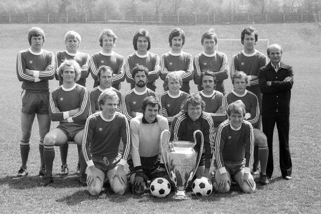 Der FC Bayern München präsentiert den Europapokal der Landesmeister, hi.v.li.: Udo Horsmann, Bernd Förster, Johnny Hansen, Josef Weiß, Rainer Künkel, Conny Torstensson, Franz Beckenbauer und Trainer Dettmar Cramer; Mitte: Uli Hoeneß, Franz Roth, Gerd Müller, Bernd Dürnberger, Jupp Kapellmann, Björn Andersson; vorn: Karl Heinz Rummenigge, Torwart Hugo Robl, Torwart Sepp Maier und Rainer Zobel