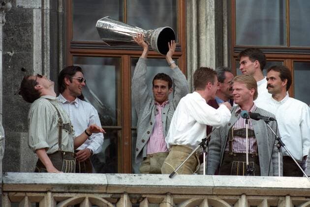 Der FC Bayern München ist UEFA Cup Sieger 1996 - L-R - Marcel Witeczek, Oliver Kreuzer, Mehmet Scholl, Thomas Strunz, Oberbürgermeister Christian Ude, Oliver Kahn, Markus Babbel und Michael Probst