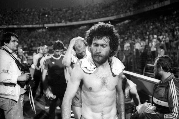 Aston Villa - FC Bayern München 1:0 - Paul Breitner (vorn) und Dieter Hoeneß (beide Bayern) enttäuscht