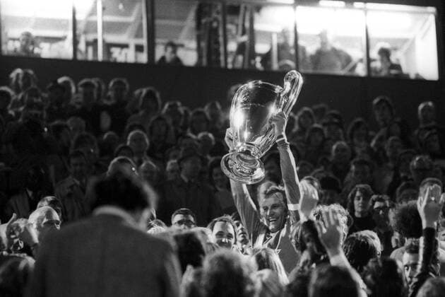 Franz Roth (FC Bayern München) präsentiert den Europapokal der Landesmeister