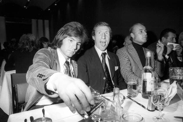 Der FC Bayern München gewinnt den Europapokal der Landesmeister 1976 - Hans Georg Schwarzenbeck (Mitte) und Josef Weiß (li.)