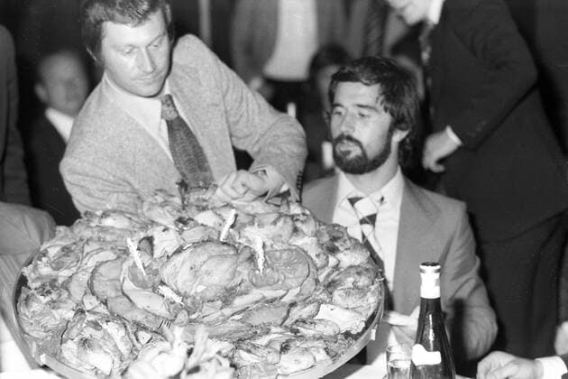 Der FC Bayern München gewinnt den Europapokal der Landesmeister 1975 - Hühnchen für Gerd Müller