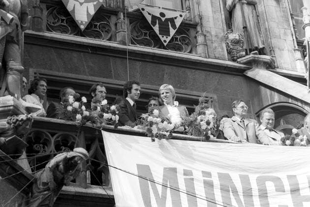 Der FC Bayern München gewinnt den Europapokal der Landesmeister 1975 - Empfang auf dem Rathausbalkon mit Franz Roth, Franz Beckenbauer, Bernd Förster