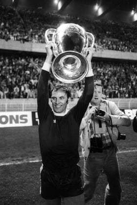 Der FC Bayern München gewinnt den Europapokal der Landesmeister 1975 - Franz Roth präsentiert die Trophäe