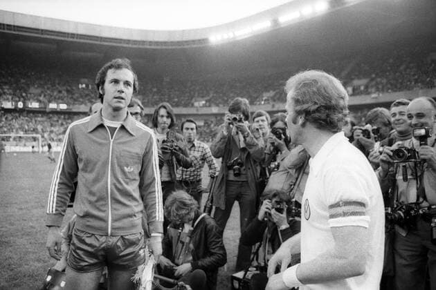 FC Bayern München - Leeds United 2:0 - Die Spielführer Franz Beckenbauer (Bayern, li.) und William Billy Bremner (Leeds) im Fokus der Fotografen