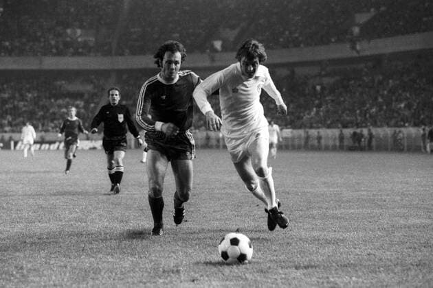 FC Bayern München - Leeds United 2:0 - Franz Beckenbauer (Bayern, li.) gegen Allan Clarke (Leeds), dahinter Schiedsrichter Michel Kitabdjian (Frankreich)