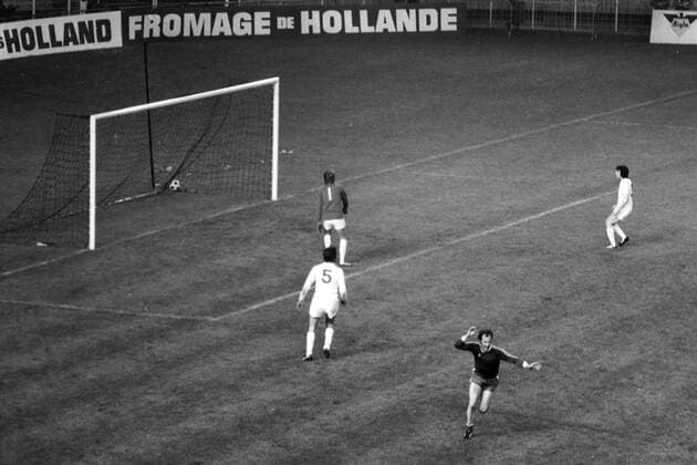 Finale um den Europapokal der Landesmeister 1975 in Paris - FC Bayern München - Leeds United 2:0 - Jubel von Franz Roth (Bayern)