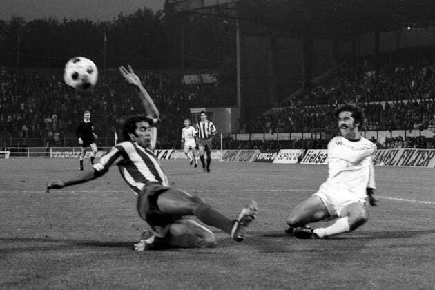 FC Bayern München - Atletico Madrid 4:0 - Gerd Müller (Bayern, re.) gegen Alberto Fernandez (Atletico)