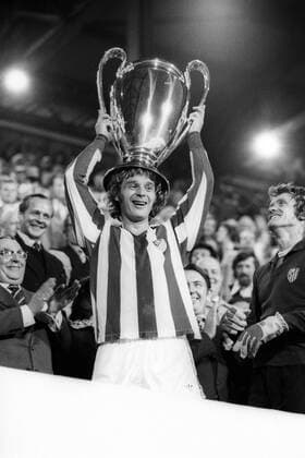 Der FC Bayern München gewinnt den Europapokal der Landesmeister 1974 - Rainer Zobel präsentiert die Trophäe neben Torwart Sepp Maier