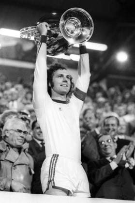 Der FC Bayern München gewinnt den Europapokalsieg der Landesmeister - Franz Beckenbauer präsentiert die Trophäe