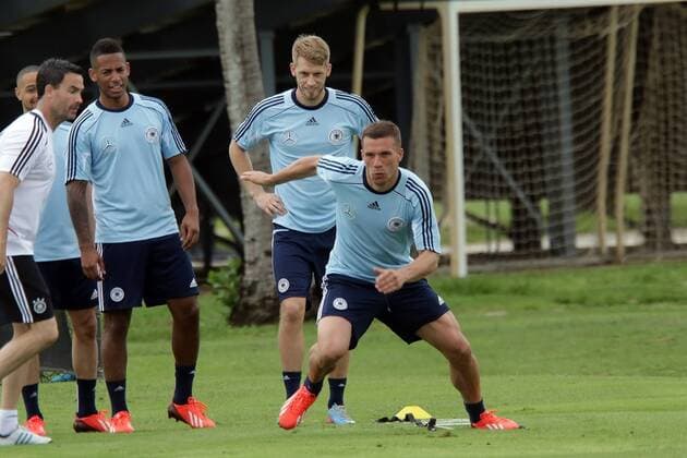 Lukas Podolski, Dennis Aogo und Aaron Hunt (D)