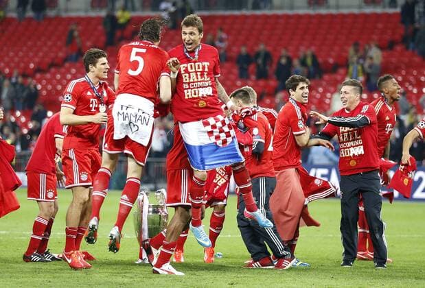 Fußball, FC Bayern München, Champions League Sieger 2013 Team Munich celebrate the win of the cup, Münchens Daniel van Buyten (5) and Münchens Mario Mandzukic during the final of the Champions league between Borussia Dortmund and FC Bayern Munich, Wembley Stadium in London on May 25., 2013. Borussia Dortmund gegen FC Bayern München im Finale der Champions League in der Saison 2012 2013 am 25. Mai 2013.