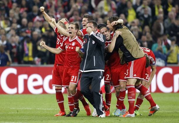Fußball, FC Bayern München, Champions League Sieger 2013 Circuit cheering Münchens Philipp Lahm (L), Münchens Franck Ribery (m) and co. during the final of the Champions league between Borussia Dortmund and FC Bayern Munich, Wembley Stadium in London on May 25., 2013. Borussia Dortmund gegen FC Bayern München im Finale der Champions League in der Saison 2012 2013 am 25. Mai 2013.