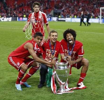 Fußball, FC Bayern München, Champions League Sieger 2013 Münchens Luiz Gustavo (L), Xherdan Shaqiri (M) and Dante celebrate the win of the cup during the final of the Champions league between Borussia Dortmund and FC Bayern Munich, Wembley Stadium in London on May 25., 2013. Borussia Dortmund gegen FC Bayern München im Finale der Champions League in der Saison 2012 2013 am 25. Mai 2013.