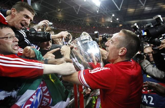 Fußball, FC Bayern München, Champions League Sieger 2013 Münchens Franck Ribery celebrates the win of the cup with fans during the final of the Champions league between Borussia Dortmund and FC Bayern Munich, Wembley Stadium in London on May 25., 2013. Borussia Dortmund gegen FC Bayern München im Finale der Champions League in der Saison 2012 2013 am 25. Mai 2013.