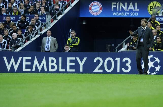 Fussball, UEFA-Champions-League Saison 2012 2013, Herren, Finale im Londoner Wembley Stadion: Bor. Dortmund, BVB (gelb) - FC Bayern München, FCB (rot) 1:2; Trainer Jürgen, Jürgen Klopp (BVB) vor der Bande, Final Wembley 2013. Aktion.