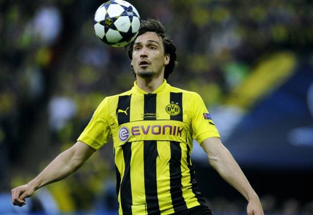 Fussball, UEFA-Champions-League Saison 2012 2013, Herren, Finale im Londoner Wembley Stadion: Bor. Dortmund, BVB (gelb) - FC Bayern München, FCB (rot) 1:2; Mats Hummels (BVB). Aktion, Einzelbild.