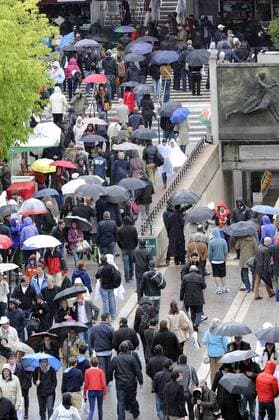 30.05.2013 Paris, France. The fans outside Court Suzanne Lenglen put up their umbrellas to shelter from the rain at the French Open from Roland Garros. xDavidxEmmx  ActionPlus11412925