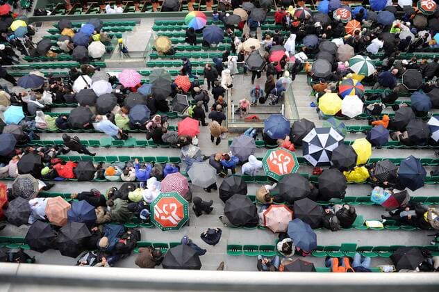 30.05.2013 Paris, France. The fans put up their umbrellas to shelter from the rain during the match between Novak Djokovic of Serbia and Guido Pella of Argentina in the second round of the French Open from Roland Garros. xDavidxEmmx  ActionPlus20253412