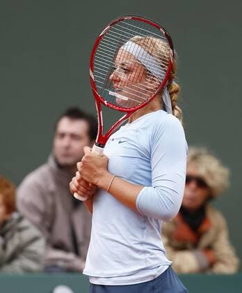 French Open 2013, Roland Garros,Paris,ITF Grand Slam Tennis Tournament, Sabine Lisicki (GER), Einzelbild,Halbkoerper,Hochformat,Gesicht hinter Saiten vom Schläger, kuruios,