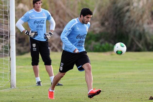 (130601) -- MONTEVIDEO, 2013 (Xinhua) -- Uruguay s national soccer team player Luis Suarez (Front) participates in a training session in Montevideo, capital of Uruguay, on May 31, 2013. Uruguay s national soccer team will play a friendly match against France at Centenario Stadium in Montevideo on June 5. (Xinhua Nicolas Celaya) (fnc) (ce) (SP)URUGUAY-MONTEVIDEO-SOCCER-TRAINING 