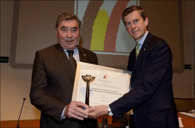 Eddy Merckx - Pierre-Olivier Beckers ( Präsident COIB ) - RADSPORT Verleihung des Verdienstordens des Olympischen Komitees Belgiens (COIB) in Brüssel - 31 05 2013 Photonews Panoramic 