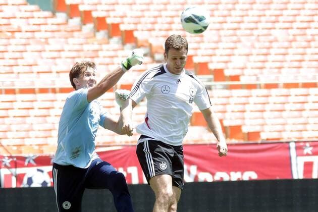 Nationalmannschaftsmanager Oliver Bierhoff trainiert mit Rene Adler (D)- Training der Nationalmannschaft in Washington, RFK Stadium