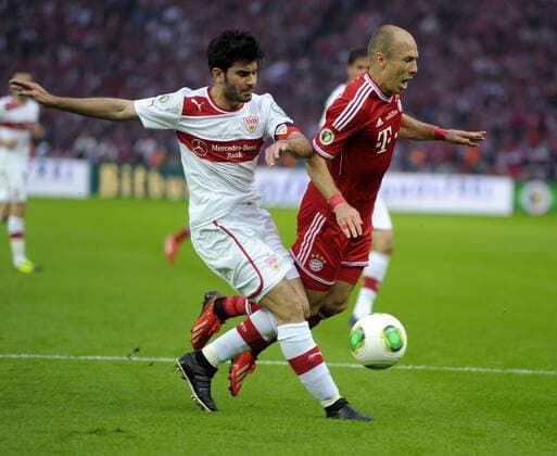 01.06.2013, Fussball DFB-Pokalfinale 2013, FC Bayern München - VfB Stuttgart , im Olympiastadion Berlin. v.li: Serdar Tasci (Stuttgart) gegen Arjen Robben (Bayern München).