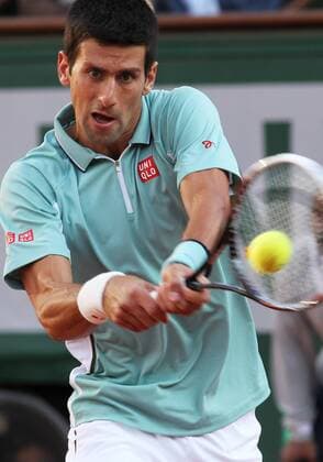 Serbia s Novak Djokovic returns a shot during the men s singles third round match at the 2013 French Open tennis tournament in Paris, France, on June 1, 2013. (SP)FRANCE-PARIS-TENNIS-FRENCH OPEN 