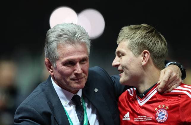 Jupp Heynckes (Trainer FC Bayern), jubelt nach dem Spiel, rechts Toni Kroos (FC Bayern) FC Bayern München vs VfB Stuttgart DFB-Pokalfinale 2012 2013, Fußball, Fussball, soccer, Herren, Deutschland, Germany, DFB-Pokalendspiel, DFB, Pokal, Endspiel, Finale, Ergebnis 3:2 Berlin, 1.6.2013, Olympiastadion