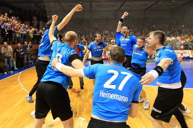 Handball, 2.Bundesliga, ThSV Eisenach - Eintracht Hildesheim 01.06.13 , Eisenach, Werner-Assmann-Halle, ThSV Eisenach, Handball, 2.Bundesliga, Herren, ThSV Eisenach vs Eintracht Hildesheim im Bild: der ThSV hat das Spiel gewonnen und steigt in die 1.Bundesliga auf die Mannschaft feiert den Aufstieg