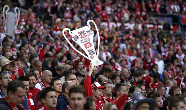 Fußball, FC Bayern München, Champions League Sieger 2013 Fans from Bayern Munich with the cup before the final of the Champions league Borussia Dortmund, Wembley Stadium in London on May 25., 2013. FC Bayern München im Finale der Champions League in der Saison 2012 2013 am 25. Mai 2013.