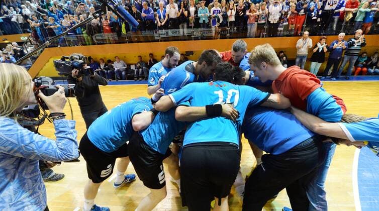 01.06.2013 Eisenach 2. Bundesliga Handball Männer ThSV Eisenach : Eintracht Hildesheim Siegerjubel bei den Eisenacher Spielern . Der Aufstieg in die 1. Liga ist geschafft . Aktion